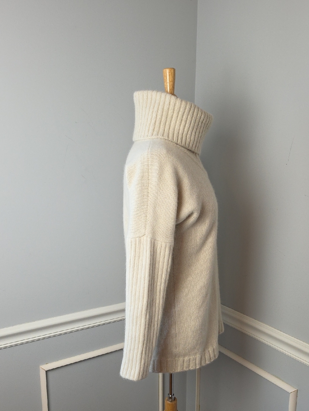 JOHNSTONS OF ELGIN Superfine Wool Angora Blend Cream Chunky Turtleneck Sweater M - Picture 4 of 7